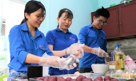 Lồng đèn vỏ lon, bánh trung thu handmade tặng trẻ em vùng sâu