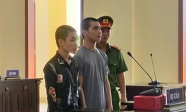 Bị cáo Tánh (áo thun), bị cáo Lộc (áo sơ mi đen) tại tòa - Ảnh: Kim Hà.