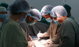 Nam thanh niên sống 25 năm không có hậu môn