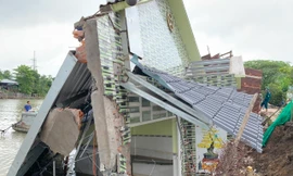 Sạt lở trên quốc lộ 80 'nuốt chửng' 2 căn nhà lúc rạng sáng