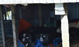 Hóng chuyện bắt thuốc lá lậu, cô gái bị trúng đạn cao su