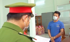 'Con bạc' hành hung người thi hành công vụ hòng thoát thân