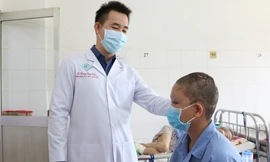 Bất cẩn, cô gái bị máy cắt bắp chuối cuốn lóc da đầu, lộ xương sọ