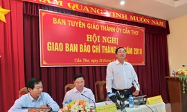  Ông Đỗ Hoàng Trung - Giám đốc Sở TTTT Cần Thơ (đứng) được trả lời báo chí - Ảnh: Kim Hà