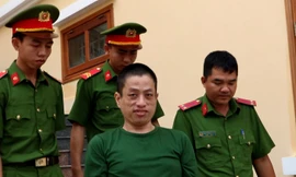 Chồng 'phê' ma túy đâm vợ 20 nhát