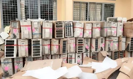 Lén lút chở hàng lậu trong đêm, một xe tải bị bắt