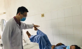 Trèo cây hái dừa, nam thanh niên ngã nát đốt sống