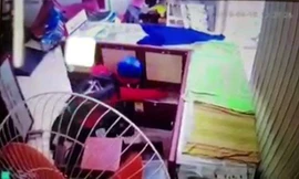 Kẻ bịt mặt táo tợn chích điện cướp tiệm vàng giữa ban ngày