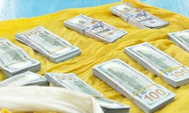 Bắt đối tượng vận chuyển hơn 86.000 USD qua Campuchia