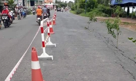 Quốc lộ 91 xuất hiện vết nứt mặt đường đe dọa sạt lở nhà dân