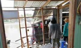 An Giang: Sạt lở sông, dân khẩn cấp dời nhà