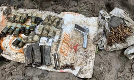 Xúc phải súng và hàng trăm viên đạn khi đang cải tạo đất