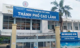 Kỉ luật cô chủ nhiệm bắt học sinh 'nộp phí riêng'