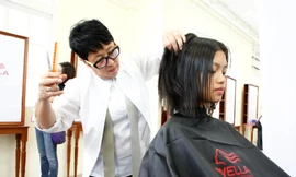 Thí sinh Top Model nước mắt lưng tròng vì phải cắt tóc