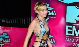 Miley Cyrus lại sexy áp đảo trên thảm đỏ EMA 2013