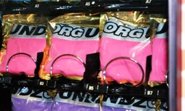 Mua đồ lót, được bảo hiểm 'cậu nhỏ'