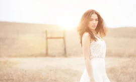 Quách An An thả dáng gợi cảm trên đồng cỏ ở Mỹ