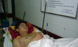 Dù phải chi rất nhiều tiền để được KCB nhưng nhiều bệnh nhân vẫn phải nằm ngoài hành lang để điều trị Ảnh: Phong Cầm