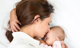 Trẻ em ngày nay bị cai sữa mẹ quá sớm