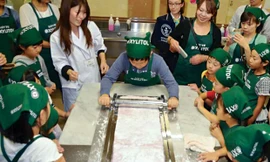 Miếng kẹo cao su lớn nhất thế giới do học sinh tiểu học làm