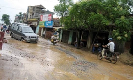 Tháng sáu thông xe 'con đường đau khổ'