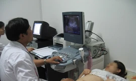 Bác sĩ BV Phụ sản T.Ư siêu âm trong quá trình khám thai cho sản phụ Ảnh: T.H