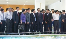 Thủ tướng Nguyễn Tấn Dũng tham quan mô hình Quy hoạch chung xây dựng Thủ đô Ảnh: TTXVN