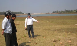 Khu mộ dưới lòng hồ B - Biển Hồ trơ ra khi nước rút