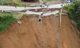 Phân luồng, khắc phục tuyến đường bị nứt gãy do mưa lũ ở Lai Châu