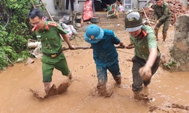 Công an vượt suối, lội bùn giúp dân khắc phục hậu quả mưa lũ