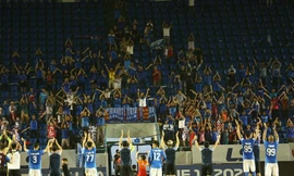 Cầu thủ Than Quảng Ninh ăn mừng chiến thắng cùng cổ động viên. Ảnh: Lao Động