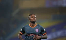 Bình Dương sa thải ngoại binh từng sút bóng vào phóng viên?