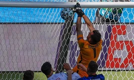 Tình huống thủ môn Slovakia đánh bóng vào lưới nhà