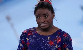 Simone Biles bật khóc sau khi mắc lỗi tại Olympic Tokyo 2020. 