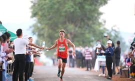 VĐV Phạm Tiến Sản trên đường chạy Tiền Phong Marathon 2021