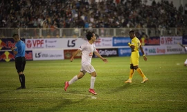Văn Toàn ghi bàn thắng ấn định tỉ số 2-1 cho HAGL