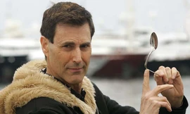 Nhà ngoại cảm Uri Geller với màn bẻ cong thìa kim loại