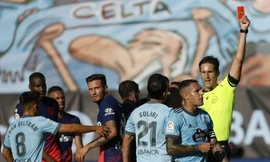 Cận cảnh Luis Suarez ăn vạ khiến đồng đội và đối thủ cùng nhận... thẻ đỏ 