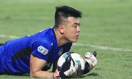 Vì dịch COVID-19, thủ môn HAGL không thể về quê chịu tang cha 