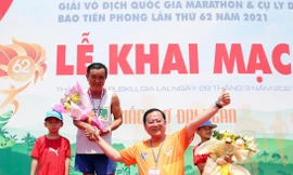 Nhà báo Lê Xuân Sơn - Tổng Biên tập Báo Tiền Phong, Trưởng Ban Tổ chức Tiền Phong Marathon 2021 chúc mừng ông Nguyễn Văn Phúc - vận động viên lớn tuổi nhất hoàn thành cự ly 42,195km của giải. Ảnh: Dương Triều.