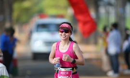 Những bóng hồng rạng rỡ trên đường chạy Tiền Phong Marathon