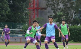 Trung vệ Bùi Tiến Dũng (phải) tập luyện bình thường.