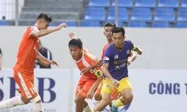 Treo còi trọng tài không phạt thẻ đỏ cầu thủ Hà Nội FC