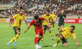Tuyển Malaysia (áo vàng) quyết tâm 'phục thù' tuyển Việt Nam