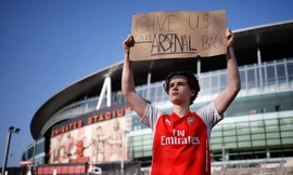 Người hâm mộ Arsenal phản đối đội bóng "con cưng" gia nhập European Super League.