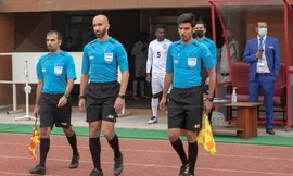 Trọng tài Ahmad Al Ali (giữa) bắt chính trận Việt Nam- Indonesia