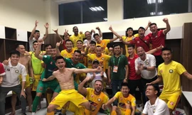 Cầu thủ Thanh Hoá ăn mừng trong phòng thay đồ sau chiến thắng kịch tính
