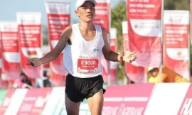 Nguyễn Văn Long trên đường chạy Tiền Phong Marathon 2021