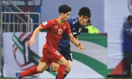 Tomiyasu truy cản Công Phượng khi Nhật Bản đối đầu Việt Nam năm 2019.