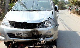 Xe máy bị ôtô kéo lê 4 km